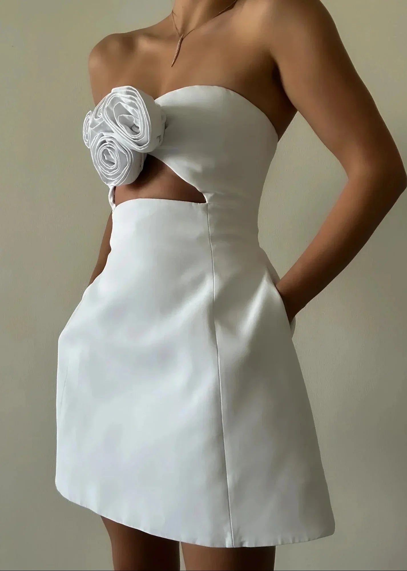 Robe de soirée femme à fleurs, en tissu léger, avec bustier ajusté et jupe fluide, idéale pour les occasions spéciales.