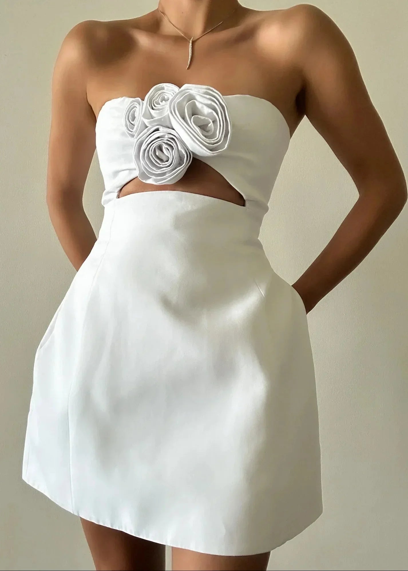 Robe de soirée femme avec bustier fleuri en satin, jupe fluide et fines bretelles, idéale pour les occasions spéciales.