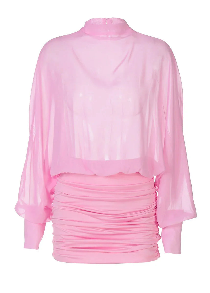 Robe de soirée rose pour femme, manches longues, en satin fluide avec un décolleté élégant et une taille cintrée.