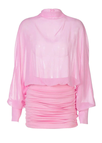 Robe de soirée rose pour femme, manches longues, en satin fluide avec un décolleté élégant et une taille cintrée.