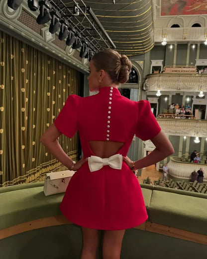 Robe de soirée femme rouge en satin avec dos nu et cou de cœur, idéale pour les occasions spéciales.