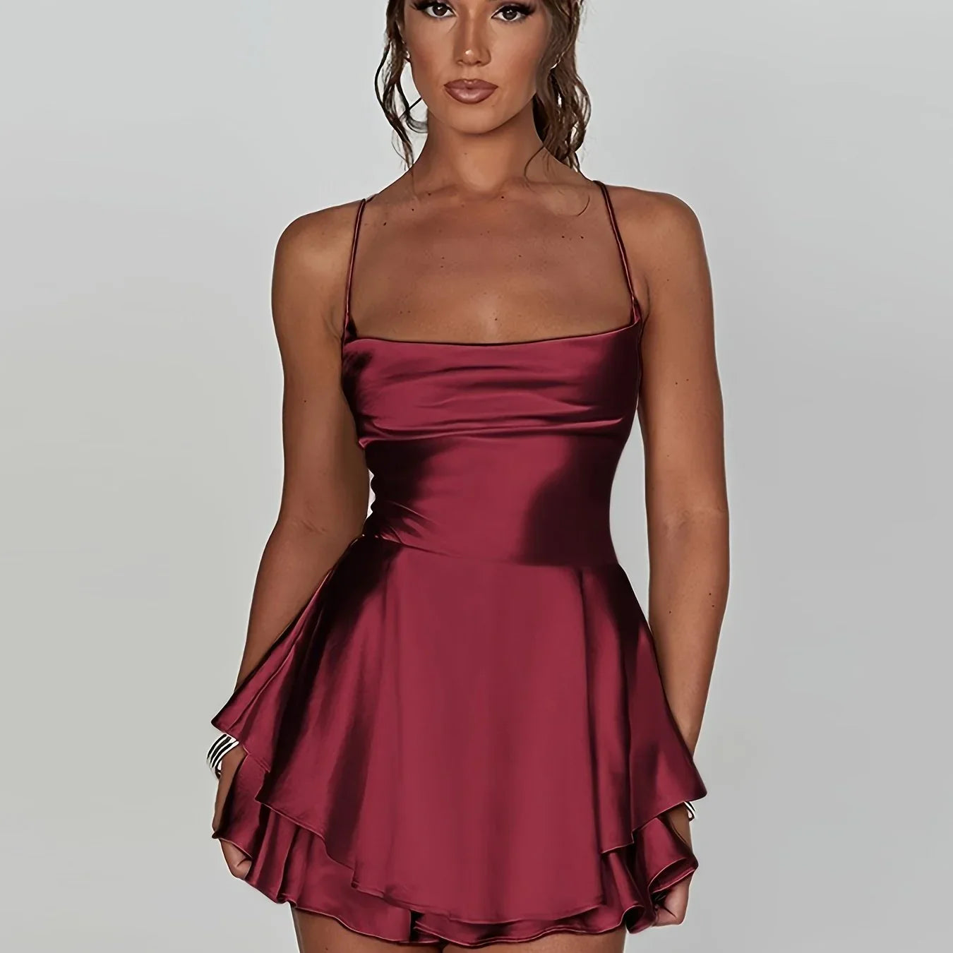 Robe dos nu femme avec bretelles, en coton léger, jupe évasée pour un style décontracté et confortable.