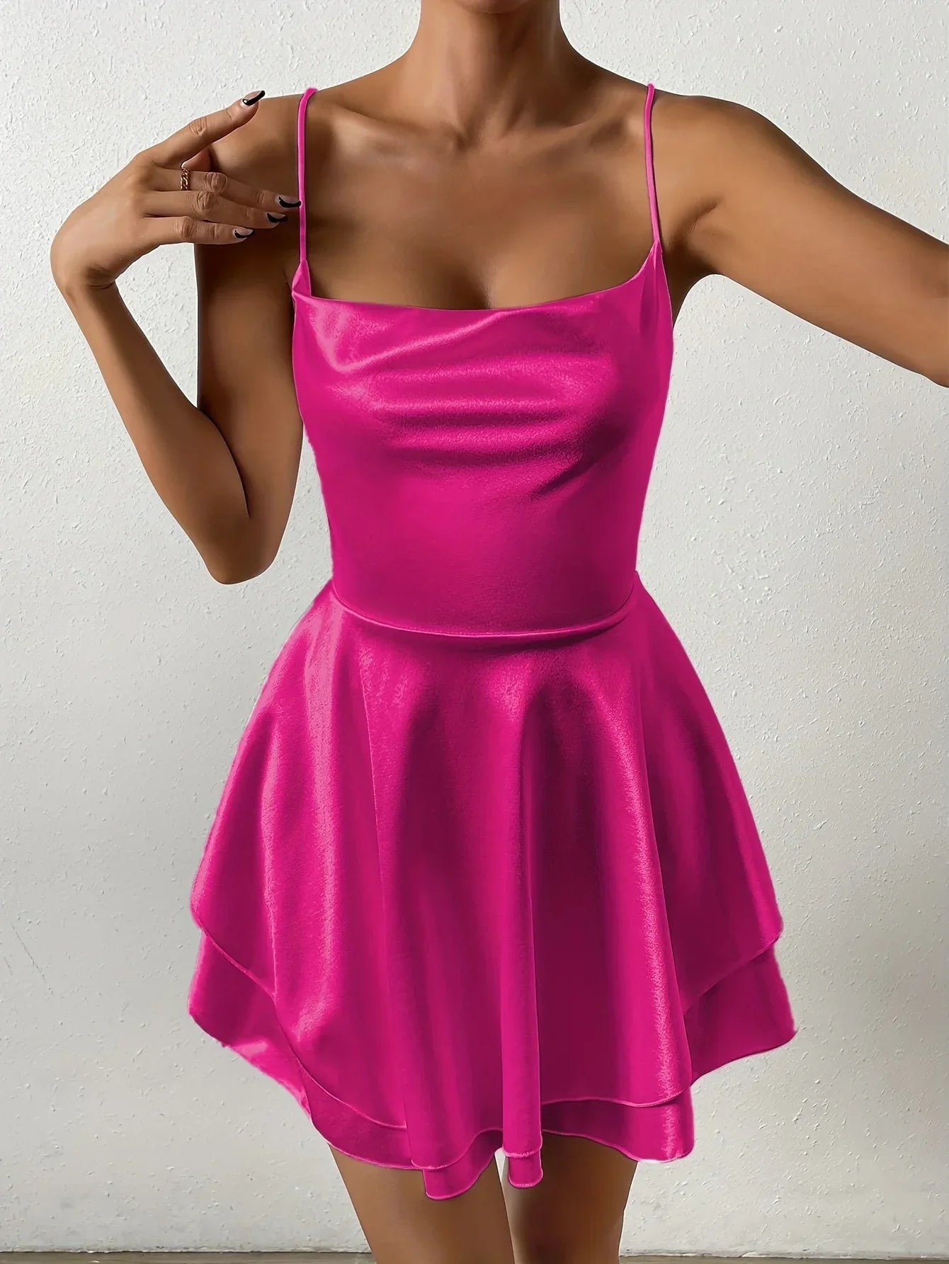 Robe dos nu femme en coton léger, avec bretelles fines et jupe évasée idéale pour les journées d'été.