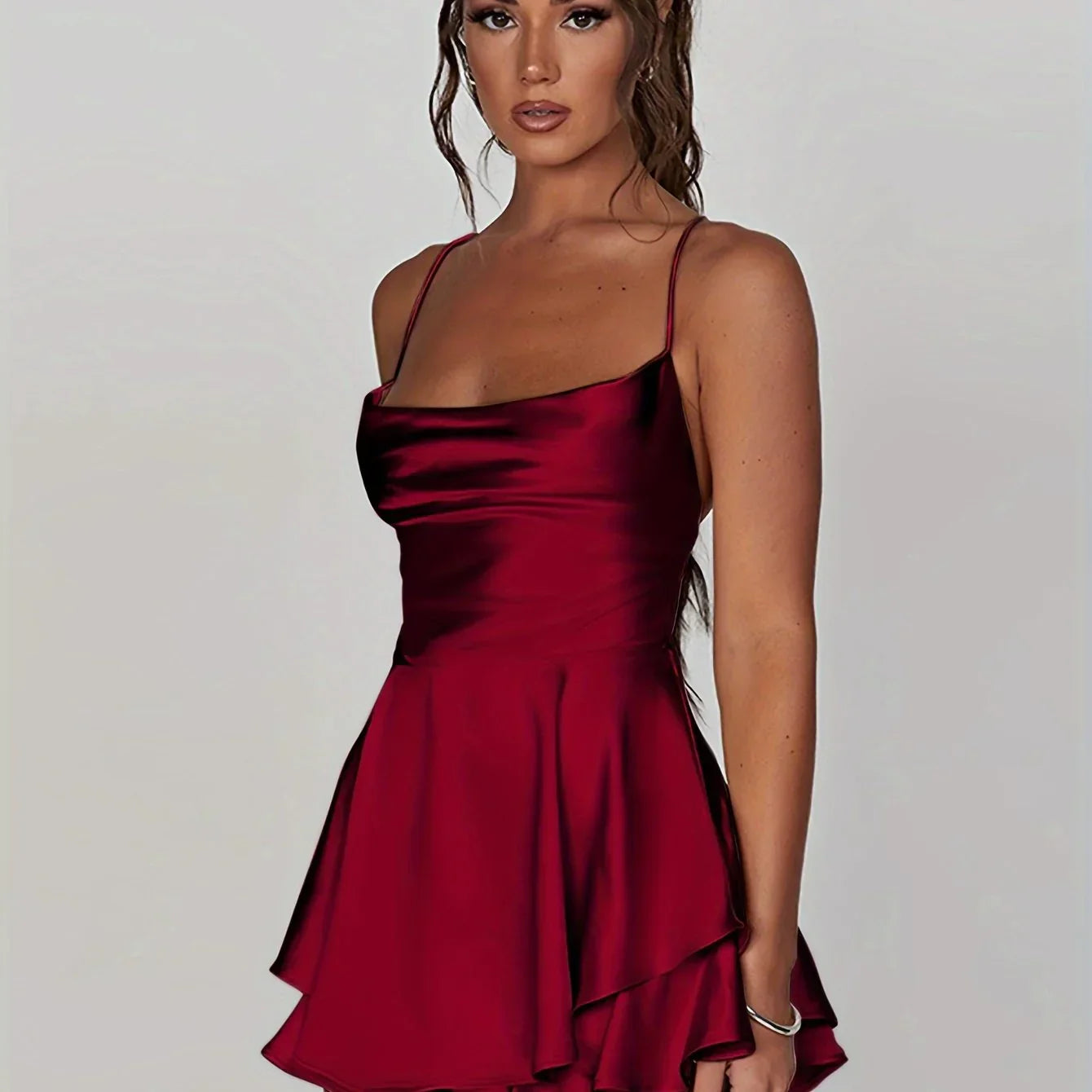 Robe dos nu femme en coton léger, avec bretelles fines et jupe évasée pour un look décontracté et élégant.