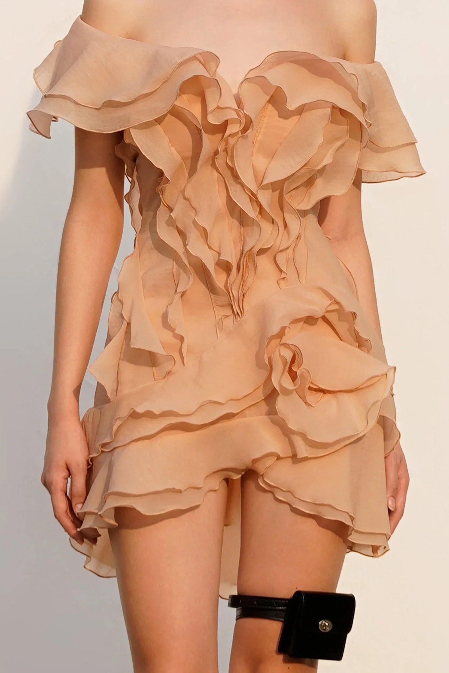 Robe d'été femme blanche en coton, avec volants délicats et coupe légère pour une allure féminine et confortable.