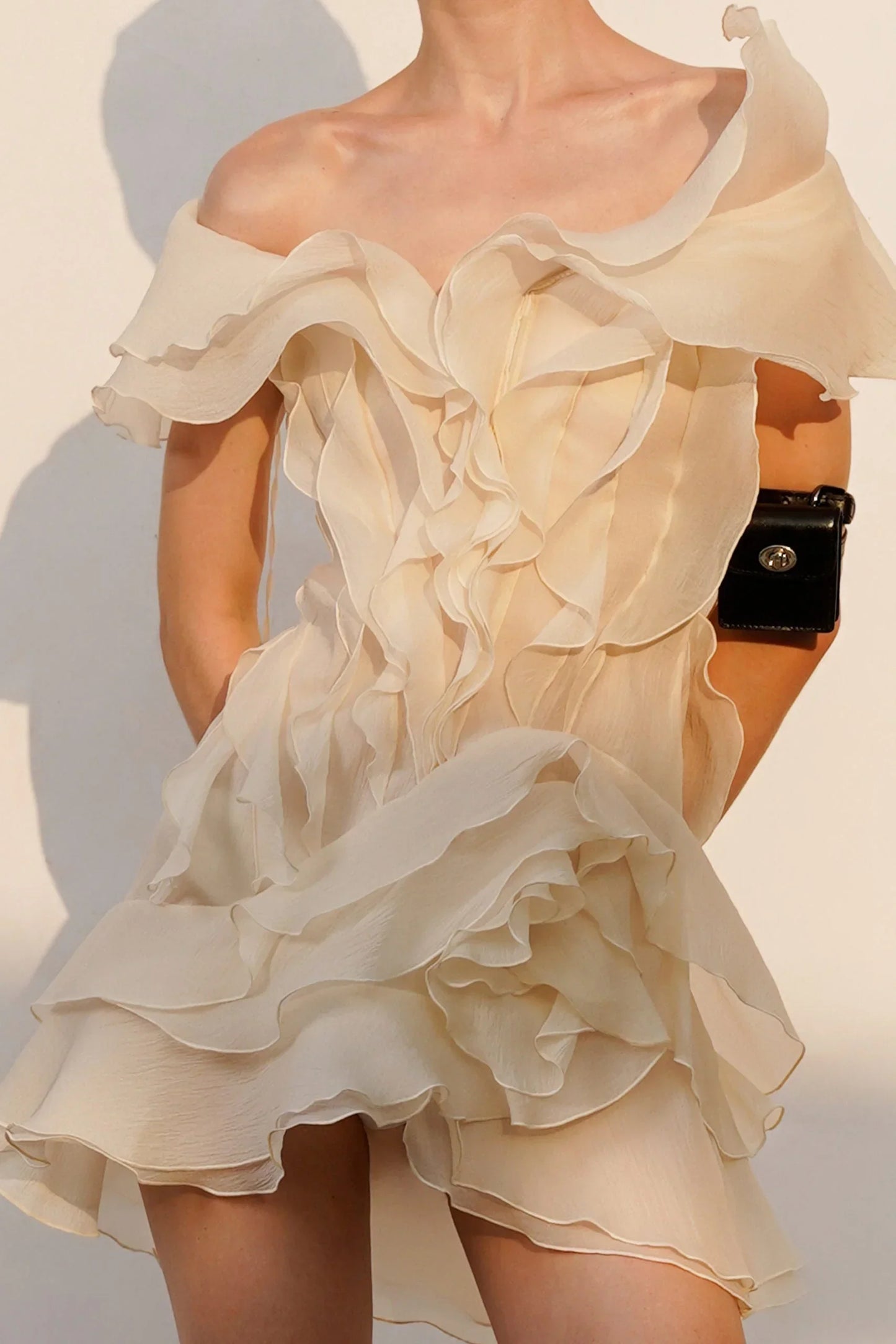 Robe d'été blanche pour femme avec volants, en coton léger, parfait pour une journée ensoleillée.