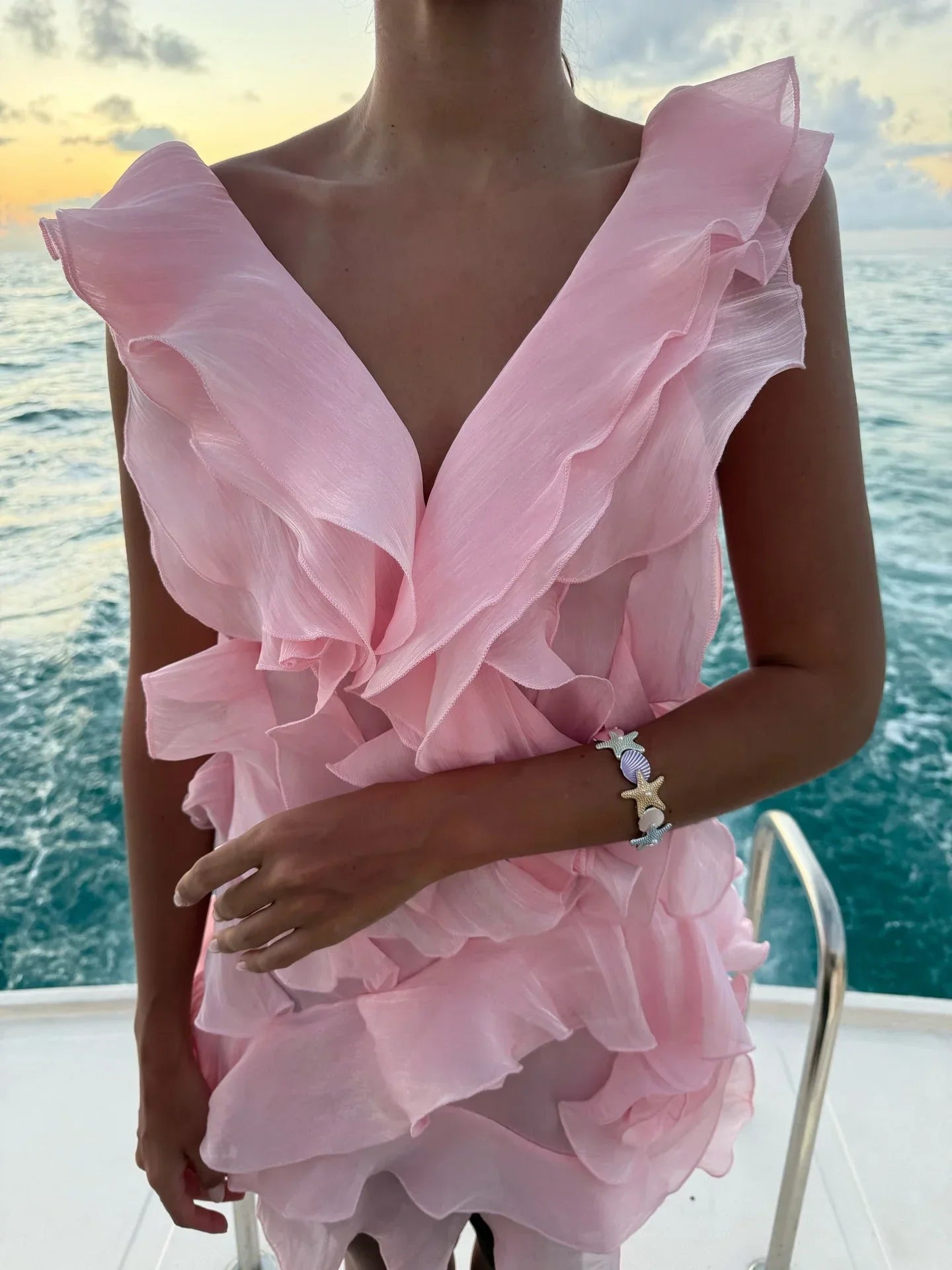 Robe d'été femme blanche avec volants, en coton léger, idéale pour les journées chaudes, avec une coupe fluide et féminine.