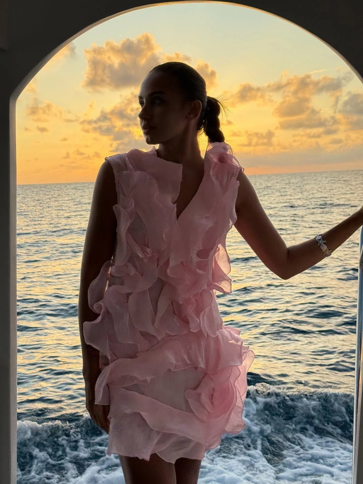 Robe d'été femme blanche avec volants, en coton léger, design fluide et féminin, parfaite pour les journées ensoleillées.