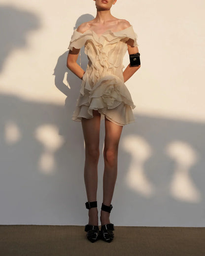 Robe d'été femme blanche avec volants, fabriquée en coton léger, idéale pour les journées ensoleillées.