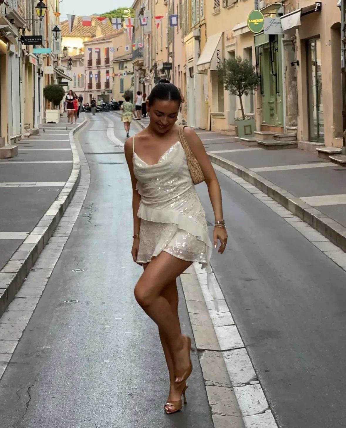 Robe été blanche pour femme, ornée de sequins, en tissu léger avec des bretelles fines et une coupe estivale fluide.