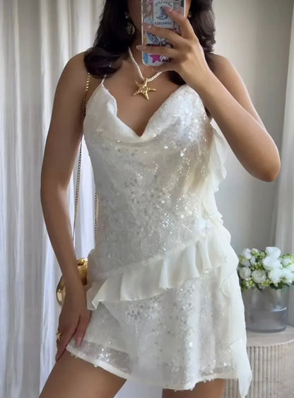 Robe d'été blanche pour femme, ornée de sequins, en tissu léger avec une coupe fluide et des bretelles ajustables.