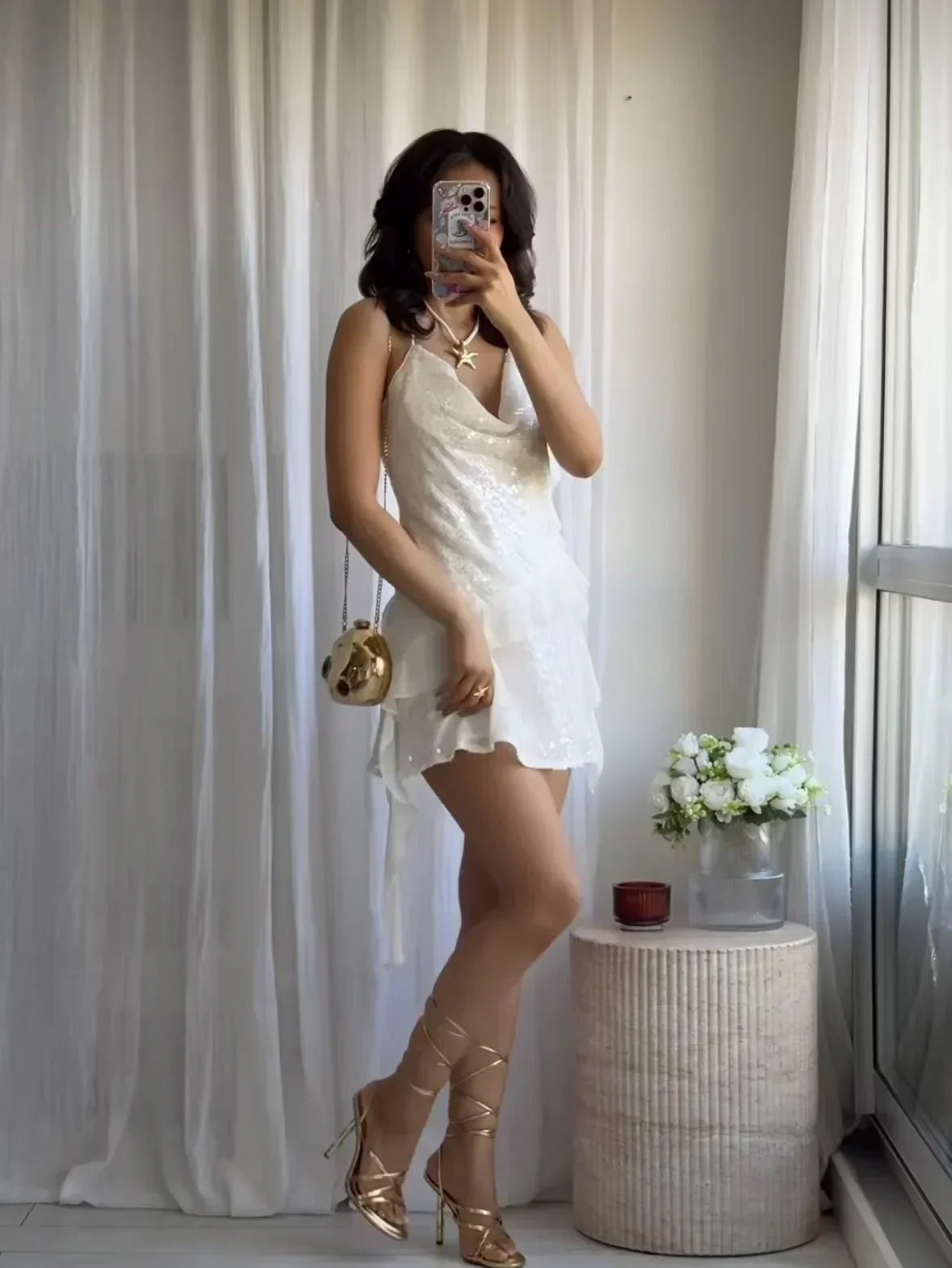 Robe blanche à sequins pour femme, en tissu léger, avec un design élégant et une coupe fluide idéale pour l'été.