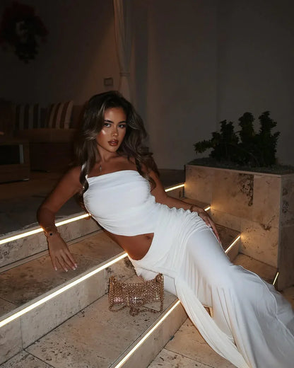 Robe d'été femme blanche en coton, avec découpes élégantes et coupe légère pour un style décontracté et aéré.