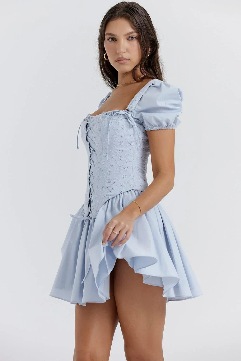Robe d'été femme bleue avec corset brodé, en tissu léger, idéale pour une tenue estivale décontractée.