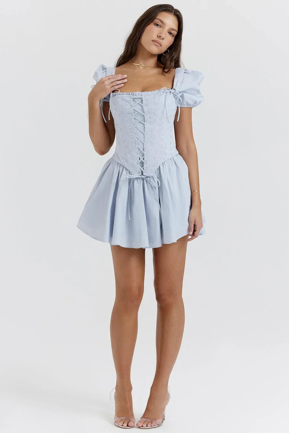 Robe d'été femme bleue avec corset brodé, en coton léger, idéal pour les journées chaudes.