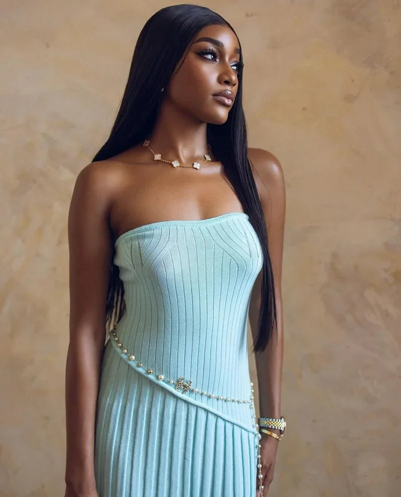 Robe d'été bleue plissée sans bretelles en tissu léger, idéale pour les journées chaudes et les occasions décontractées.