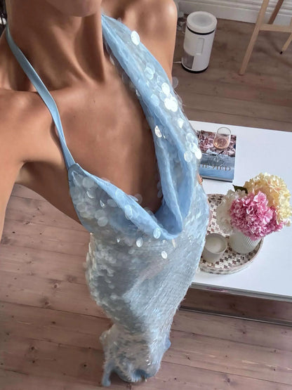 Robe d'été bleue pour femme, ornée de sequins, en tissu léger avec décolleté et manches courtes, idéale pour les soirées.