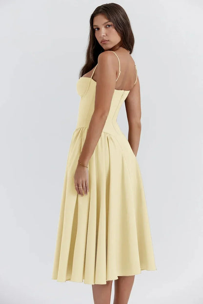 Robe d'été femme avec encolure structurée, en coton léger, idéale pour les journées chaudes, avec un design élégant et…