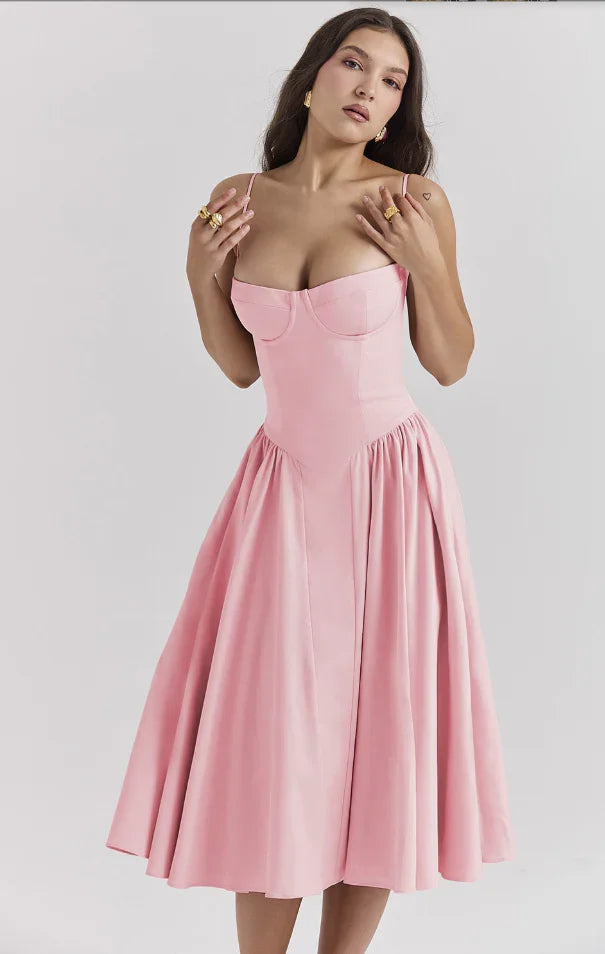Robe d'été femme avec encolure structurée en coton léger, présentant un design élégant et des manches courtes.