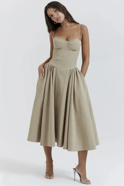 Robe été femme kaki, en polyester, avec encolure structurée et coupe fluide pour un style confortable et élégant.