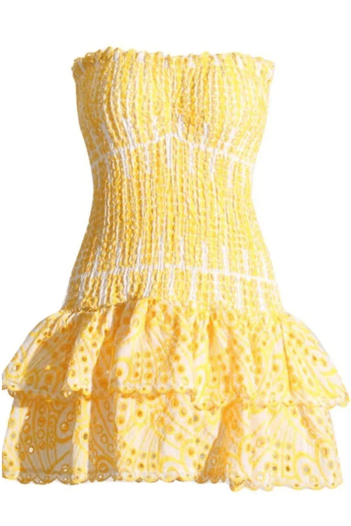Robe d'été femme jaune à volants, en coton léger, avec des manches courtes et un décolleté fluide pour un look décontracté.