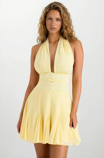 Robe d'été jaune à dos nu en coton léger, avec une coupe fluide et un motif floral discret. Idéale pour les journées…