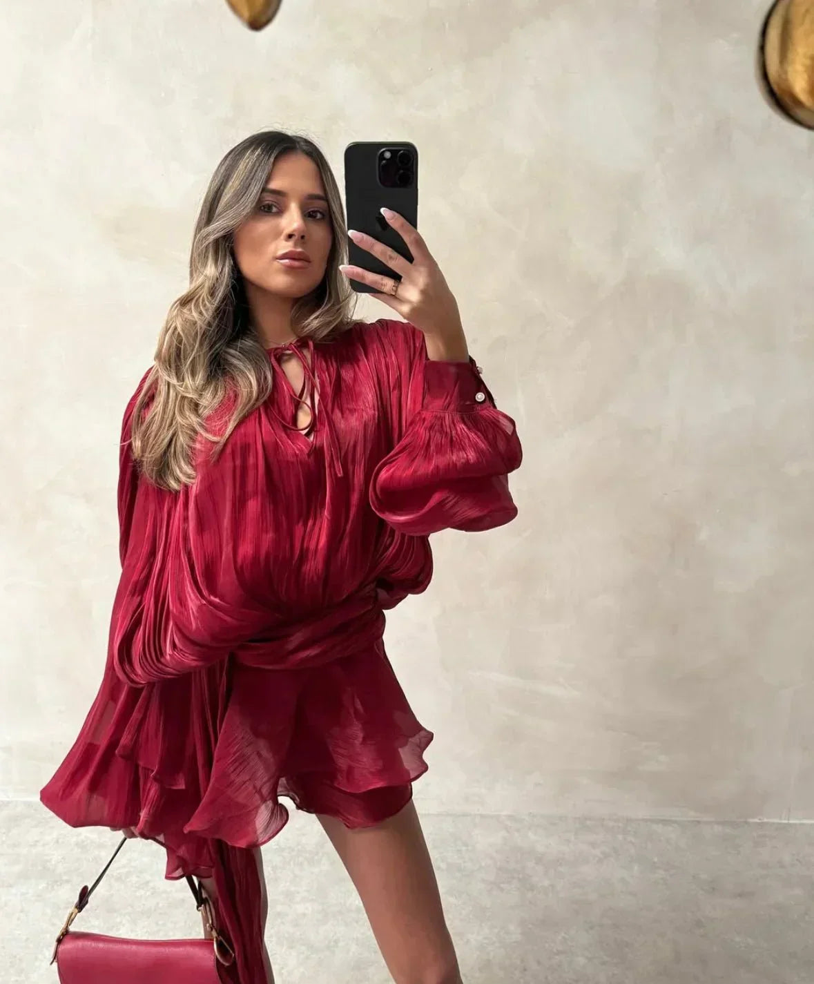 Robe d'été plissée pour femme avec manches bouffantes, en coton léger, idéale pour les journées chaudes et décontractées.