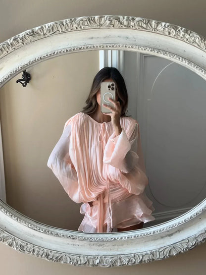 Robe d'été femme plissée avec manches bouffantes, en tissu léger, parfaite pour une tenue décontractée et estivale.