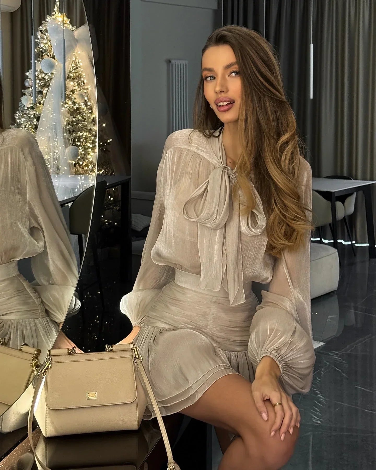 Robe fluide à manches ballon, en satin léger, avec un fini brillant et un design élégant pour un look raffiné.