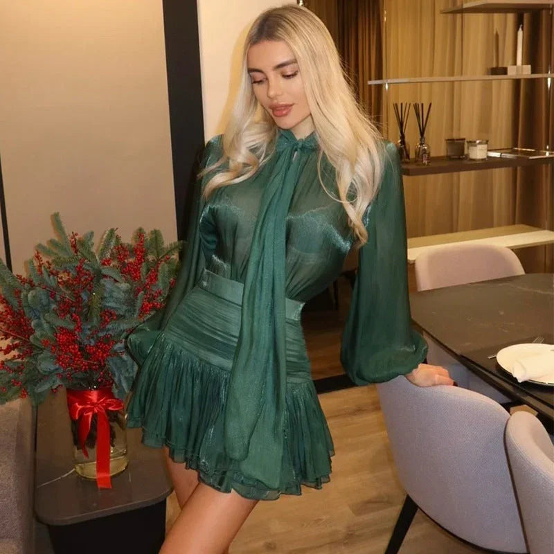 Robe fluide femme brillante avec manches ballon en polyester, parfaite pour un look élégant et décontracté.