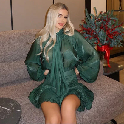 Robe fluide femme en vert, tissu brillant, manches ballon, coupe élégante et légère pour un confort optimal.
