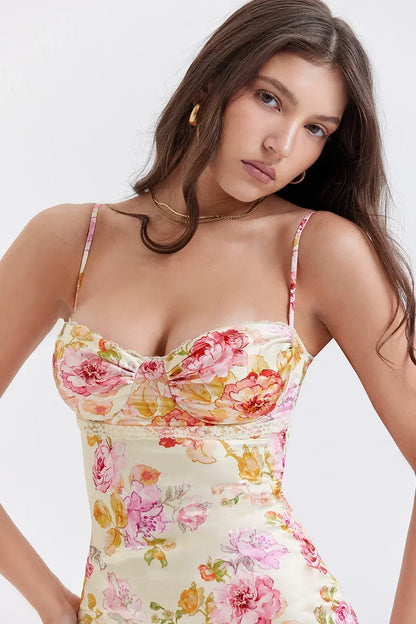 Robe longue à fleurs avec décolleté en cœur et bretelles, en tissu léger pour un confort optimal et un style décontracté.