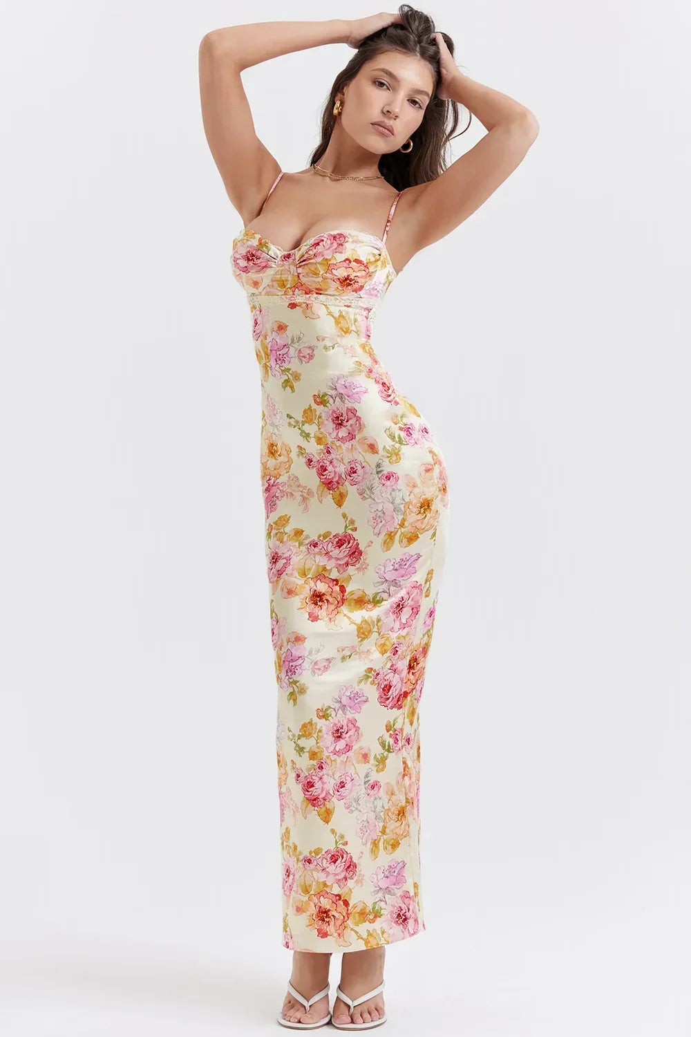 Robe longue ajustée à fleurs, décolleté en cœur, bretelles fines, en tissu léger, parfaite pour les occasions estivales.