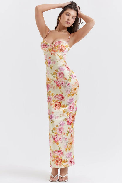 Robe longue ajustée à fleurs, décolleté en cœur, bretelles fines, en tissu léger, parfaite pour les occasions estivales.
