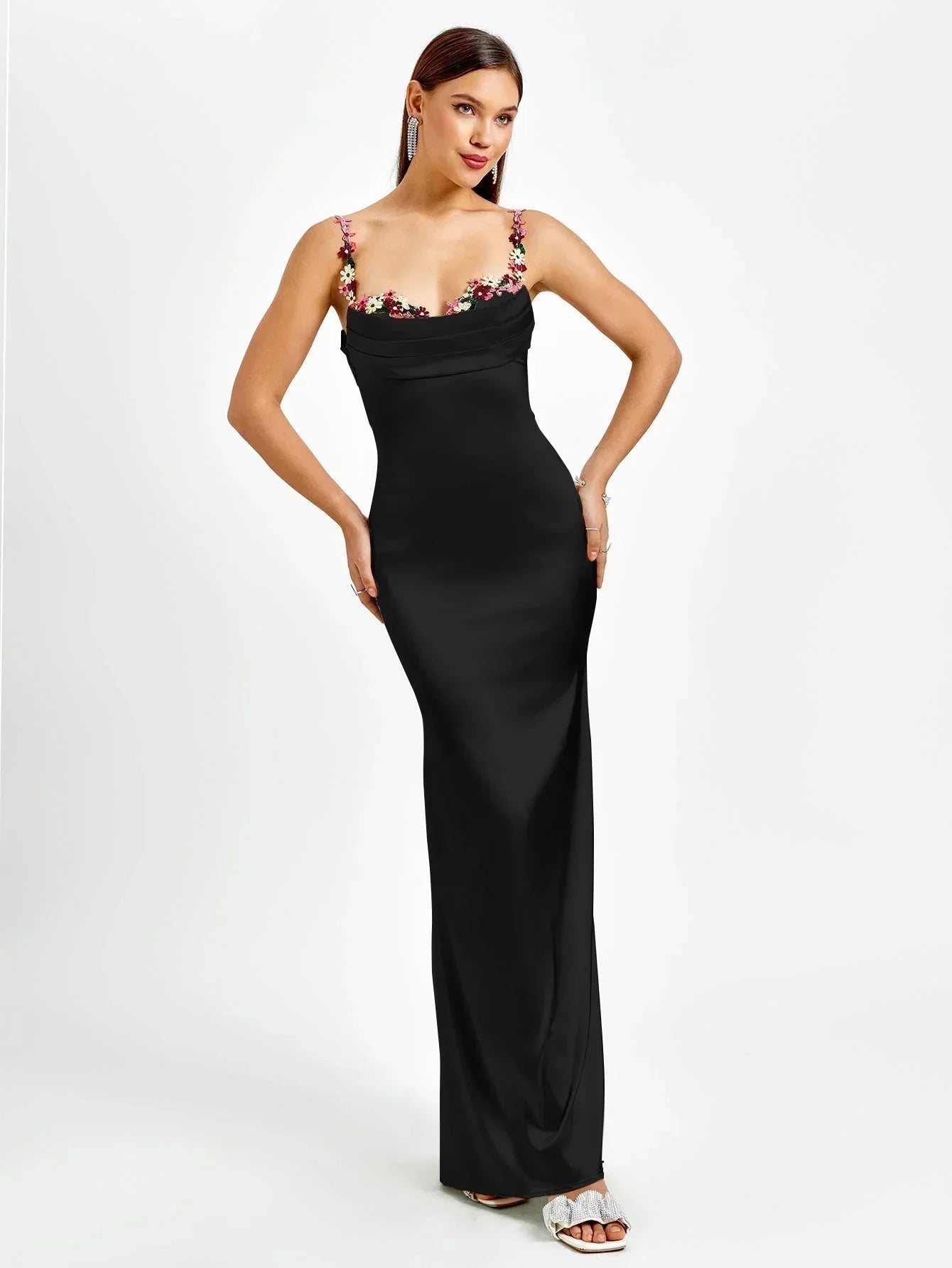 Robe longue ajustée sans manches en tissu léger, ornée de motifs floraux délicats pour une allure élégante.