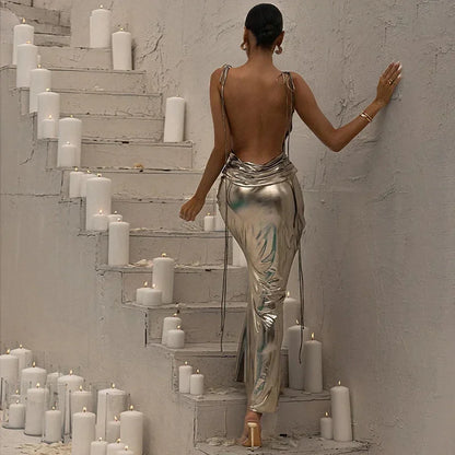 Robe longue argentée métallisée, sans manches, avec une coupe asymétrique et un tissu brillant, idéale pour les soirées.
