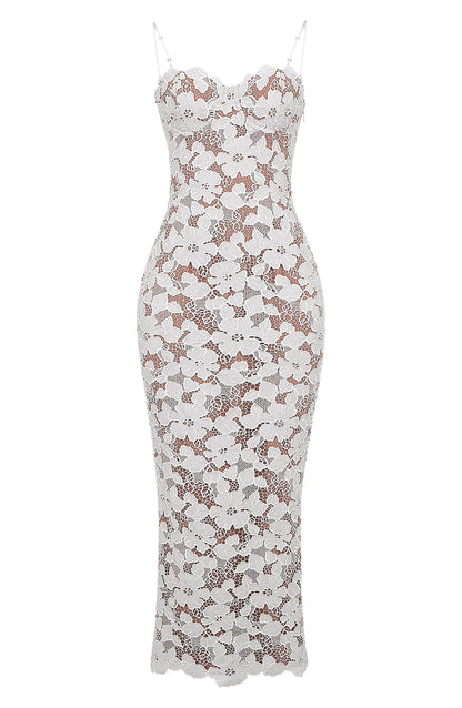 Robe longue blanche en dentelle florale avec bretelles spaghetti et corset, parfaite pour les occasions spéciales.