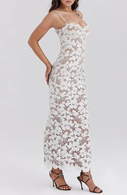 Robe longue en dentelle florale avec bretelles spaghetti et corset, idéale pour les soirées élégantes.