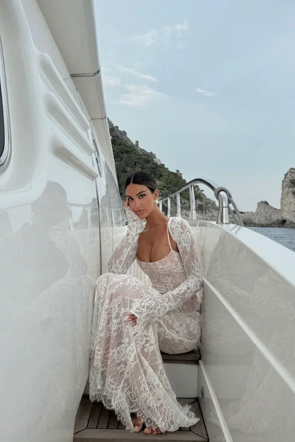 Robe longue blanche en dentelle, manches longues, avec une silhouette élégante et des détails délicats pour occasions…