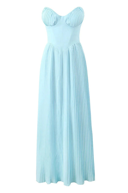 Robe longue bleu clair en tissu léger, col cœur plissé, sans manches, idéale pour une tenue d'été décontractée.