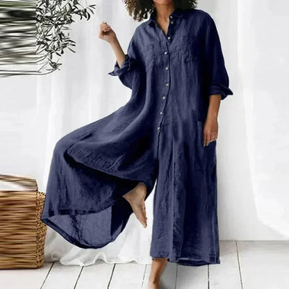 Robe longue marine fluide en tissu léger, boutonnée avec poches et manches longues pour un confort quotidien.