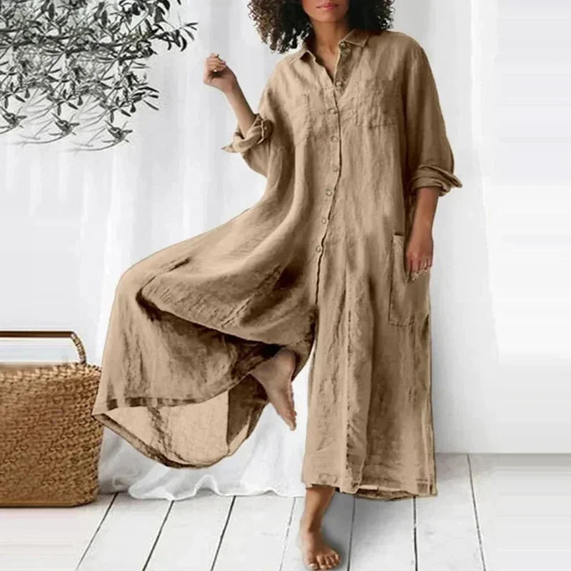 Robe longue marron en tissu fluide, dotée de boutons, poches latérales et manches longues pour un style confortable et…