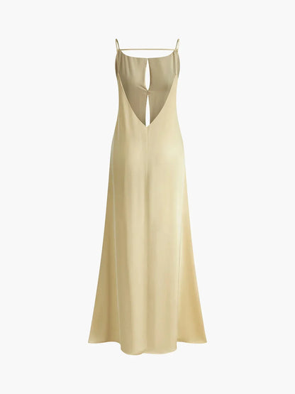 Robe longue jaune à dos nu avec fines bretelles, conçue en tissu léger et fluide, idéale pour les journées d'été.