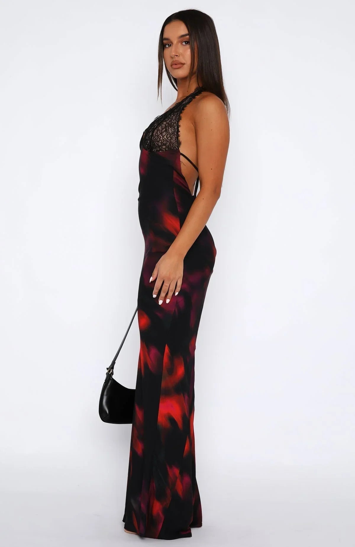 Robe longue noire à dos nu, en tissu léger, avec des détails en dentelle colorée pour une touche vibrante et élégante.