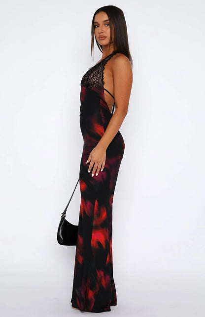 Robe longue noire à dos nu, en tissu léger, avec des détails en dentelle colorée pour une touche vibrante et élégante.