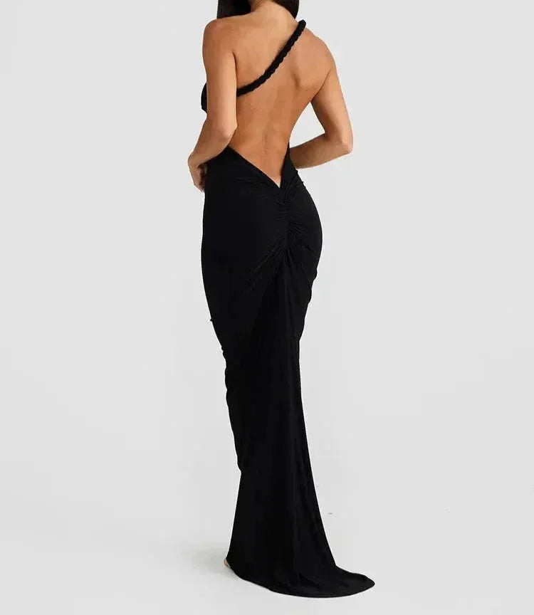 Robe longue sans manches en tissu plisé, dos nu et épaules dénudées, couleur noire, idéale pour les occasions estivales.