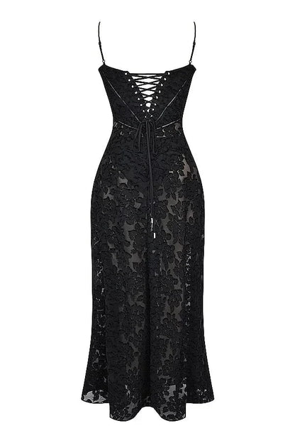 Robe longue en dentelle florale avec fines bretelles, coupe ajustée, idéale pour les occasions spéciales.