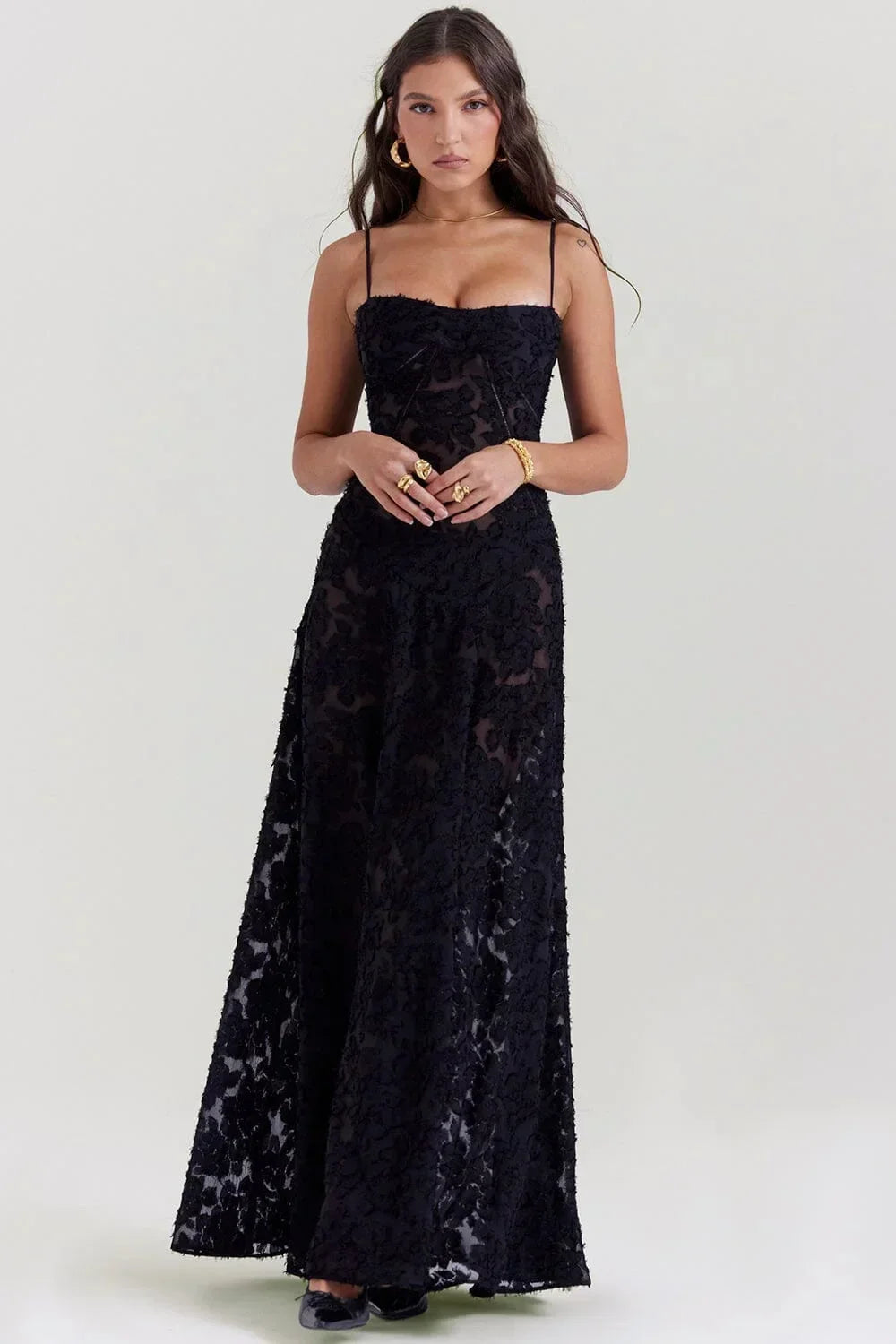 Robe longue en dentelle florale, fines bretelles, coupe ajustée et élégante, idéale pour les occasions spéciales.