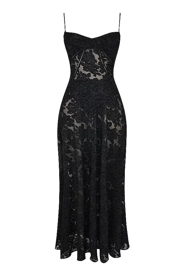 Robe longue en dentelle florale avec fines bretelles, coupe ajustée, idéale pour une allure élégante et féminine.