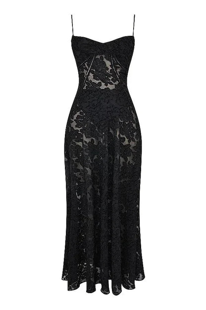 Robe longue en dentelle florale avec fines bretelles, coupe ajustée, idéale pour une allure élégante et féminine.